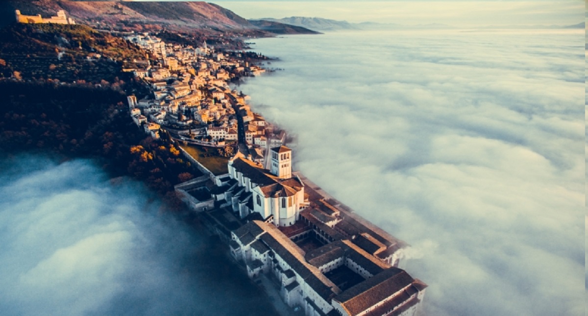 Estas son las mejores fotografías captadas por un dron - assisi-over-the-clouds