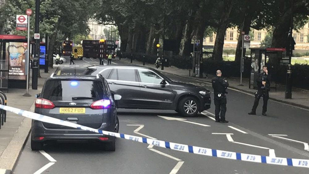 #Video Auto se estrella contra Parlamento en Londres y deja varios heridos