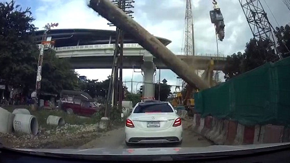 #Video Pareja se salva de ser aplastada por tubo de acero de 4 toneladas