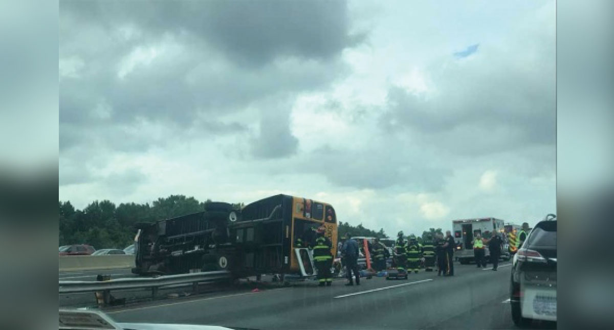 Volcadura de autobús escolar en Estados Unidos deja 36 heridos