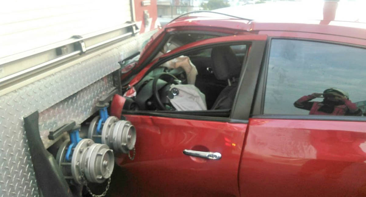 Automovilista choca camión de bomberos en segundo piso del Periférico - automovilista-choca-camion-de-bomberos-en-segundo-piso-del-periferico