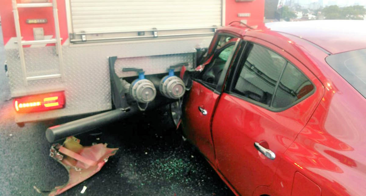 Automovilista choca camión de bomberos en segundo piso del Periférico
