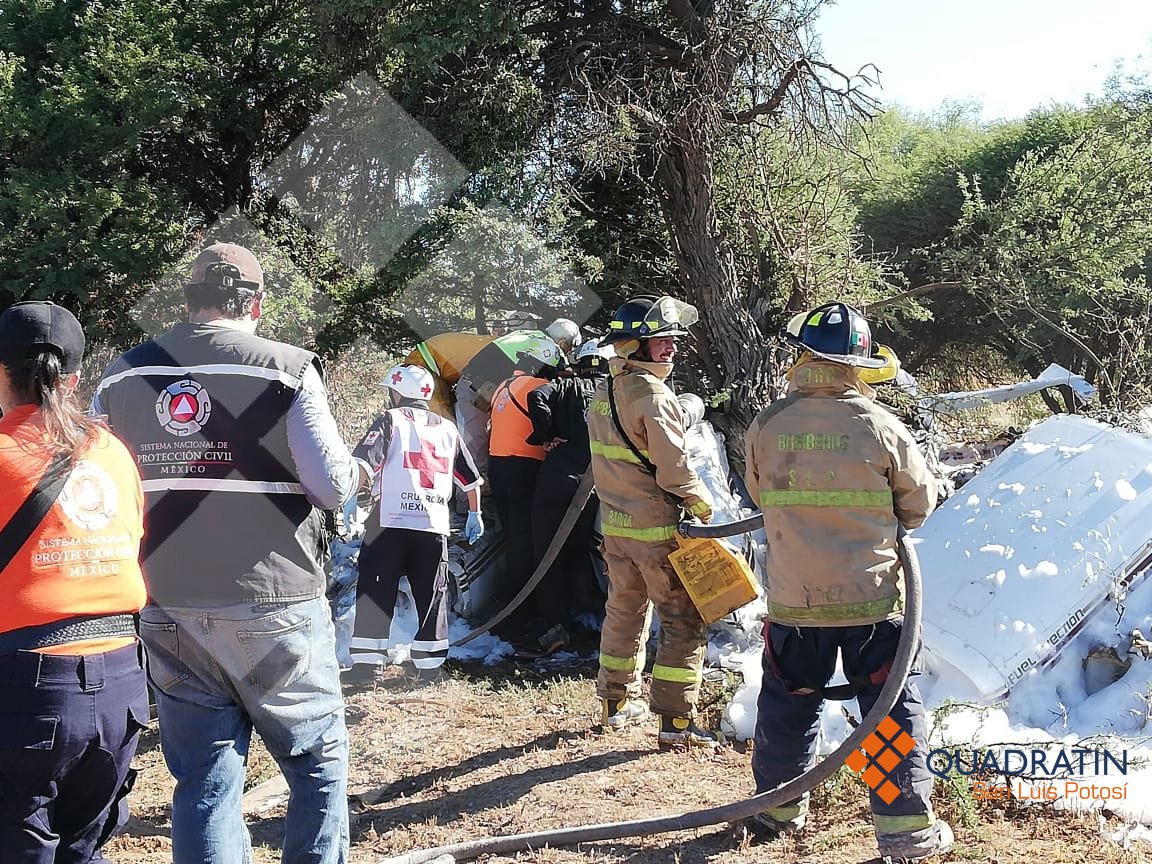 Un muerto y un herido tras desplome de avión pequeño en San Luis Potosí - avion-bomberos-ok