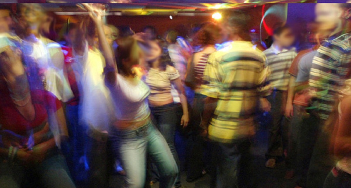 Tío balea a joven por bailar reggaeton con su sobrina - bailar-reggaeton