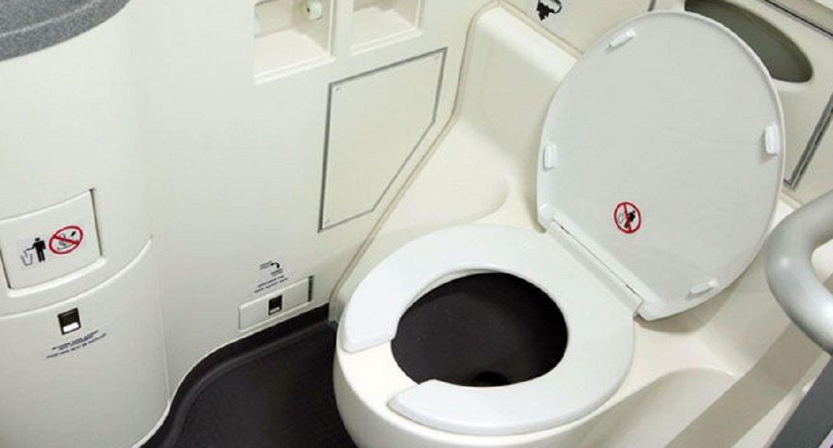 Regresan vuelo a mitad de camino por baño roto - bano-avion