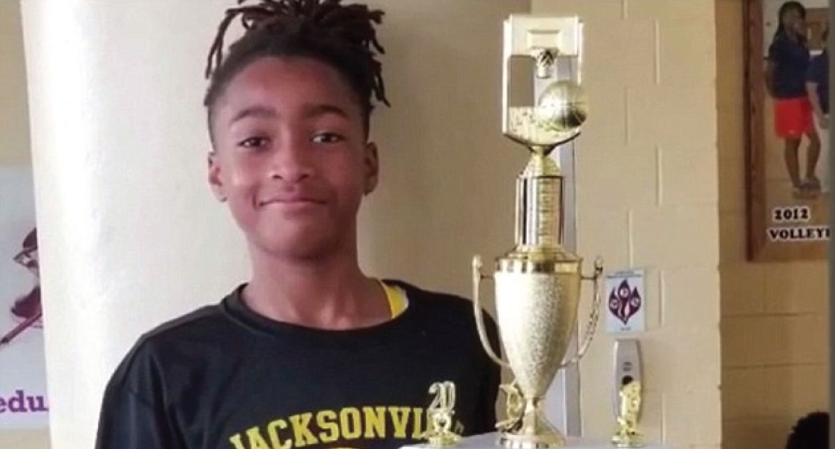 Policía esposa a niño de 11 años por botar un balón de básquetbol