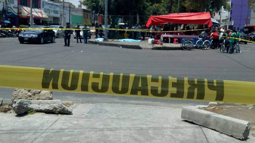 Sujeto ve a su pareja con otro hombre en puesto de comida y los mata