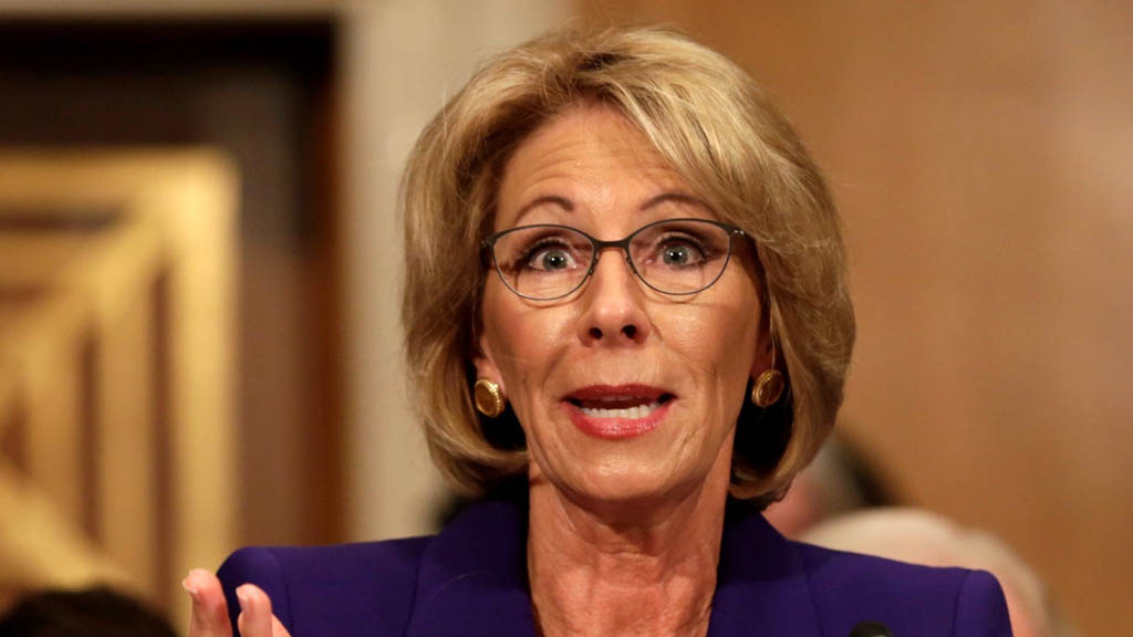 Educación de EE.UU. analiza modificar manejo de casos de acoso sexual - betsy-devos-2