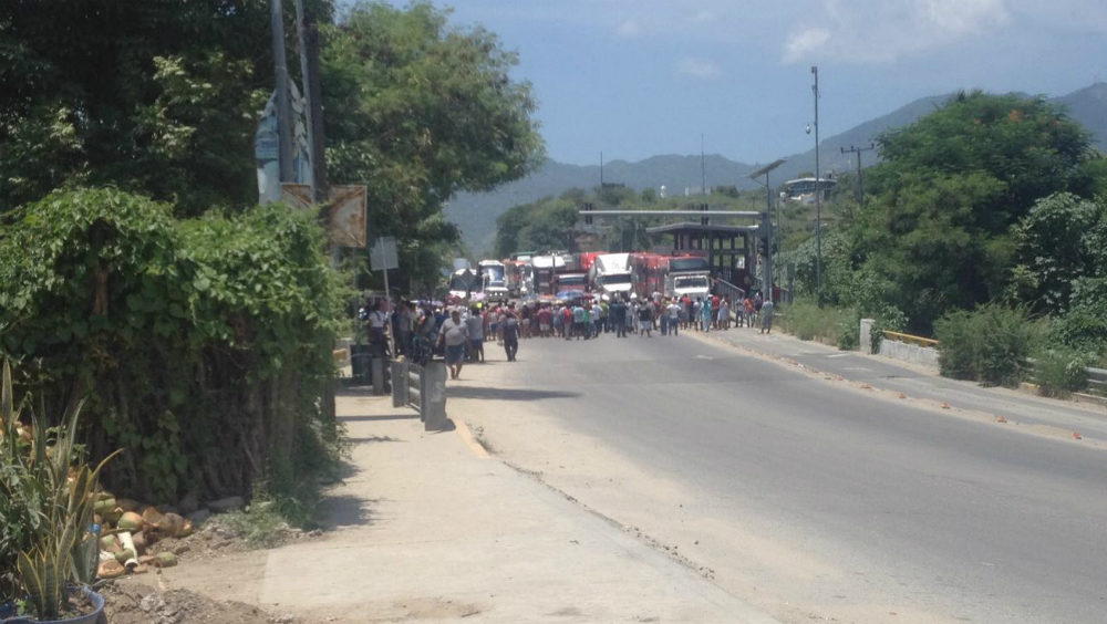 Bloquean pobladores carretera federal Acapulco-México