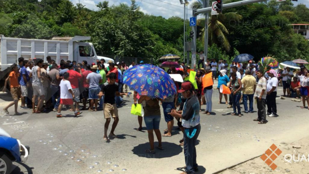 Bloquean pobladores carretera federal Acapulco-México - bloqueo-la-venta-acapulco