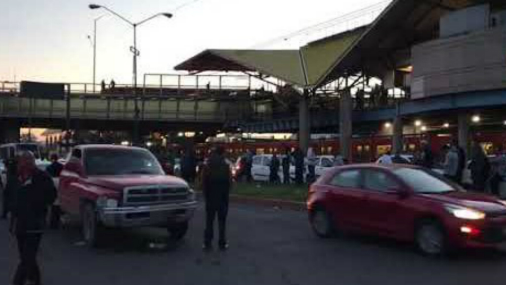 Taxistas bloquean Avenida Central