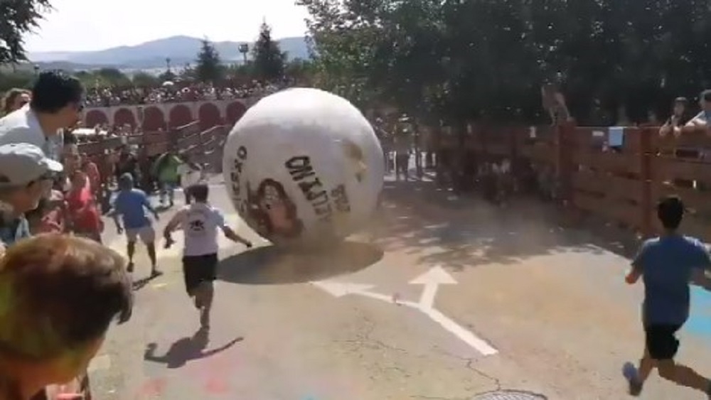 #Video Pelota gigante aplasta a joven en "boloencierro" - boloeencierro