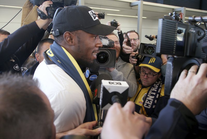 Usain Bolt llega a Australia para entrenar con equipo de futbol local - bolt-australia3