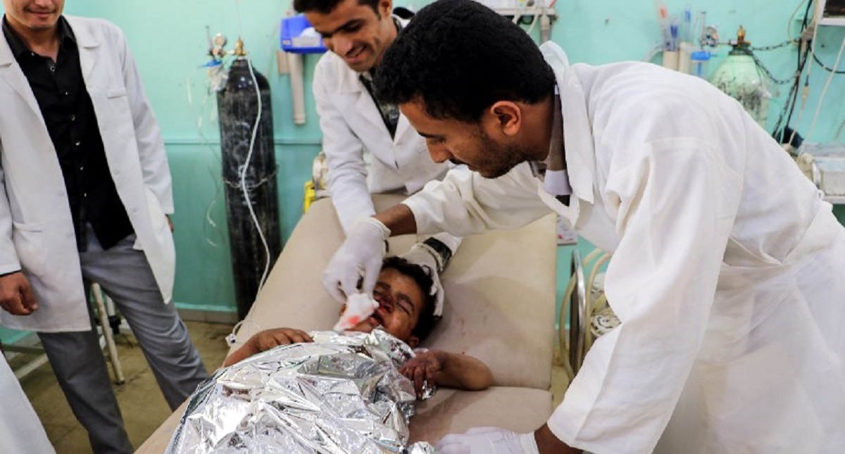 Mueren 39 en bombardeo a autobús con niños en Yemen