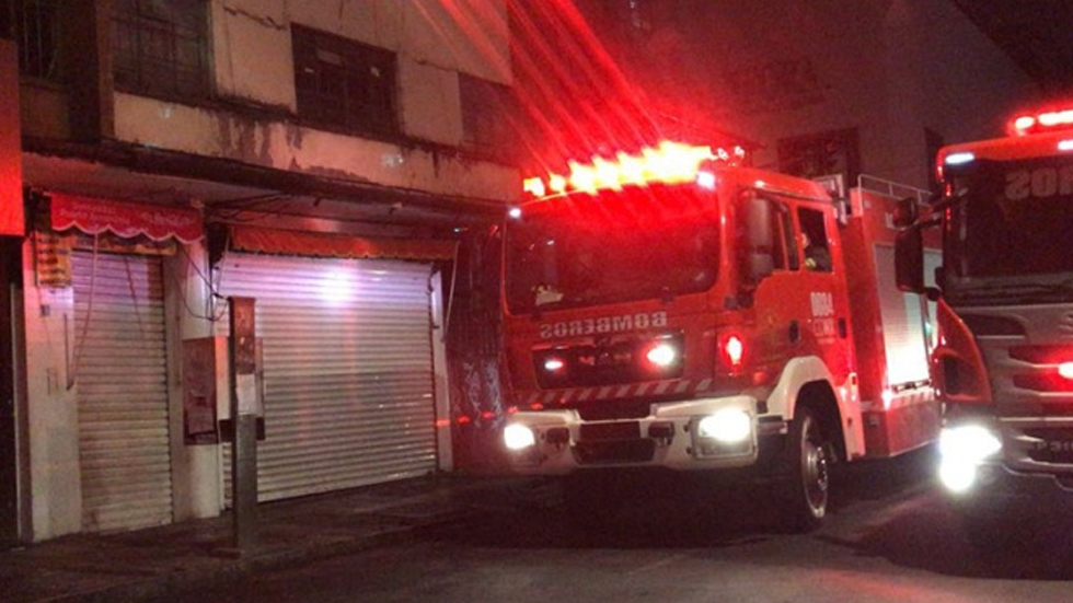 Bomberos controlan incendio en inmueble del Centro