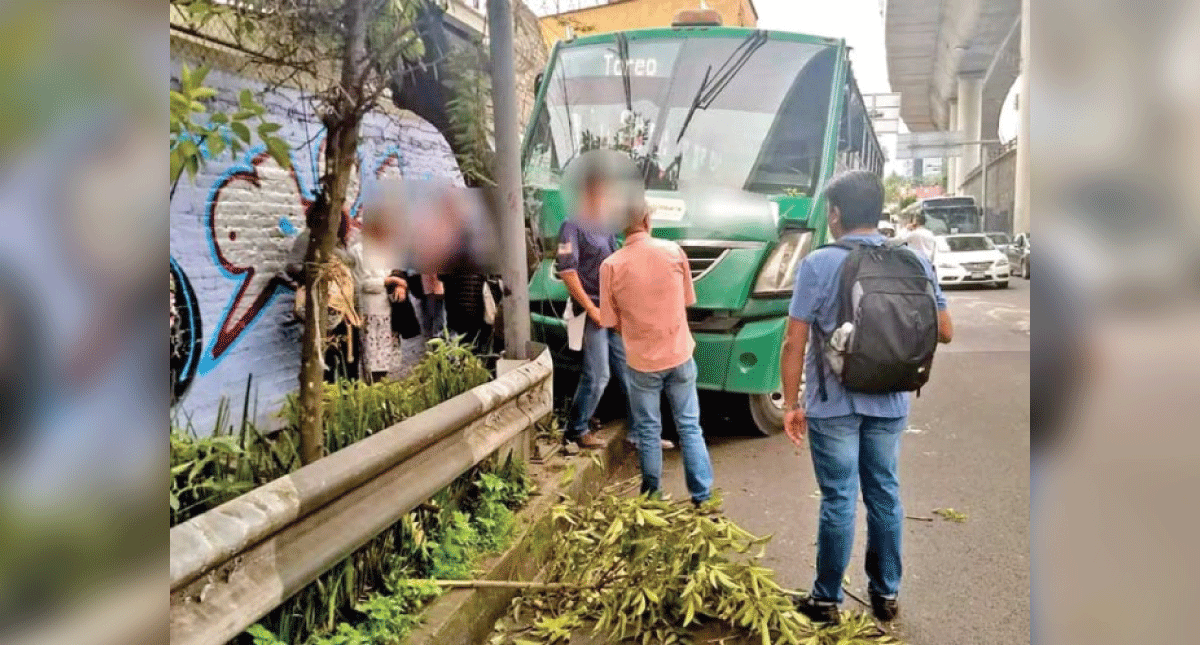 Choque de transporte público en Periférico deja 21 lesionados