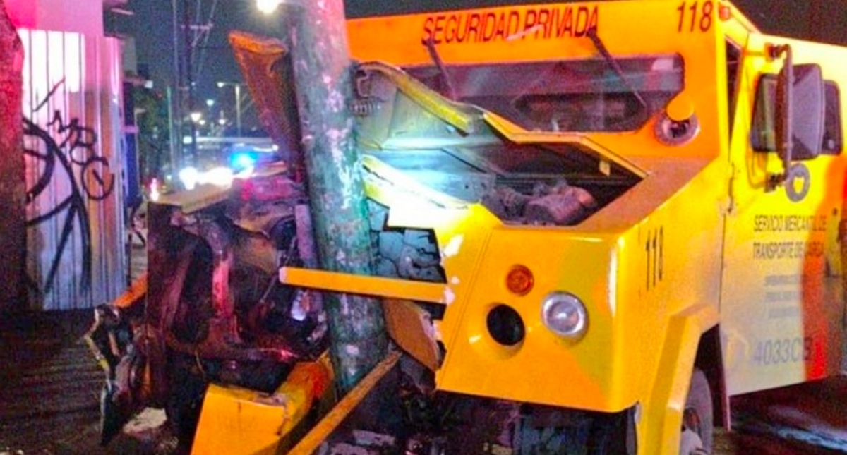 Choca camioneta de valores contra poste en la GAM