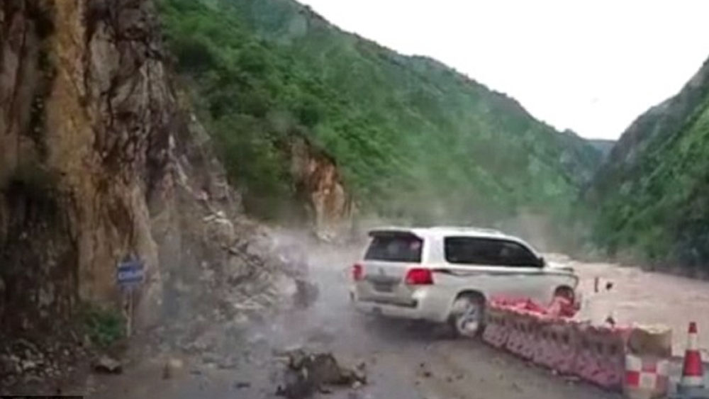 #Video Derrumbe golpea camioneta en China