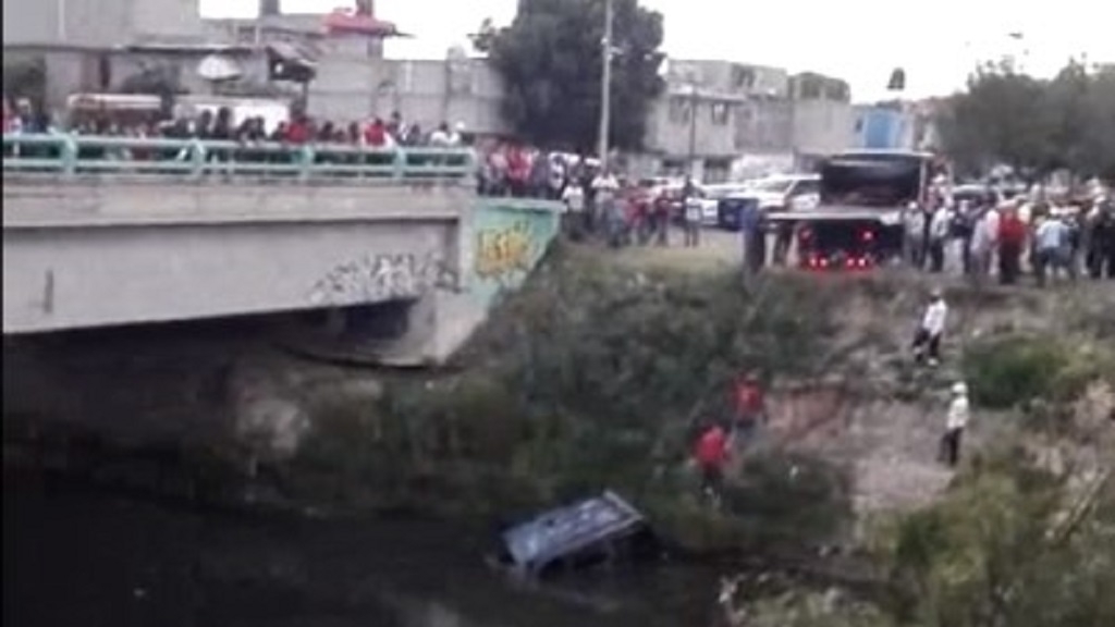 Conductor cae con todo y camioneta a canal de aguas negras