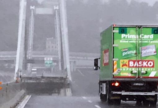 #Video Conductor queda a escasos metros de caer de puente colapsado de Génova - camionint-1