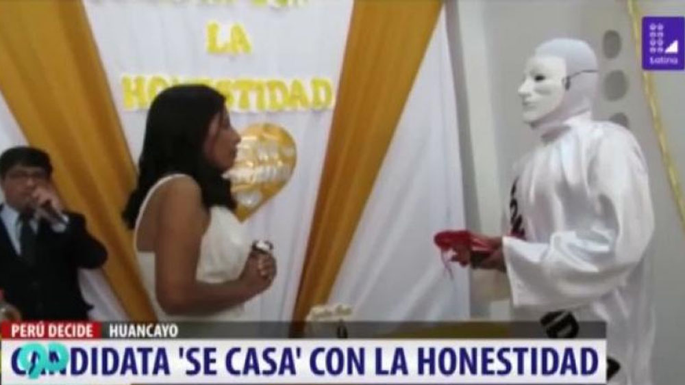 #Video Candidata a alcaldía en Perú se casa con la ‘honestidad’