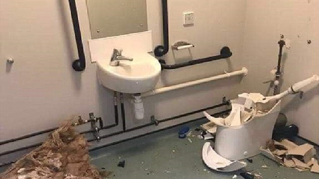 Capitán del Ejército destruye baño tras ser encerrado ebrio - capitan-del-ejercito-destruye-bano-al-ser-encerrado-ebrio