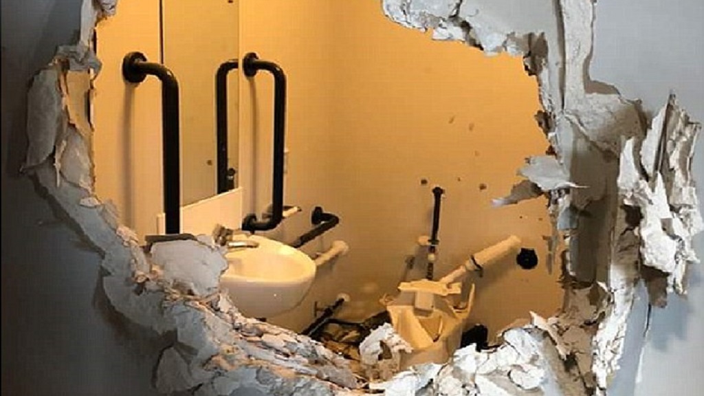 Capitán del Ejército destruye baño tras ser encerrado ebrio