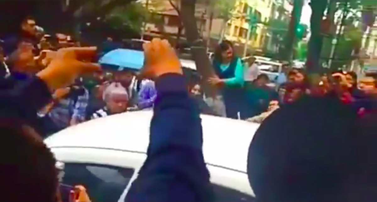 #Video Desconocido intercepta vehículo de López Obrador #Video Desconocido intercepta vehículo de López Obrador