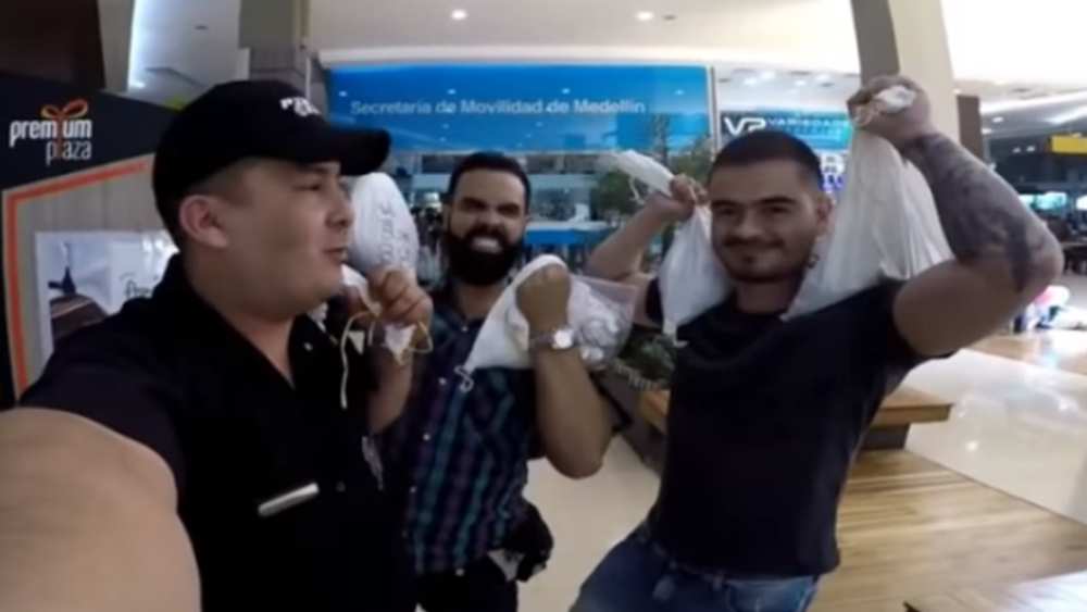 Hombre en Colombia paga fotomulta con 10 mil 800 monedas