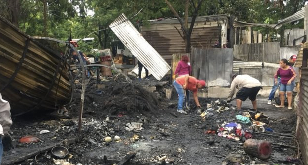 Rayo destruye al menos 11 casas en Veracruz