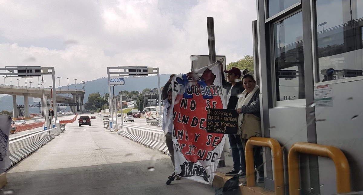 Estudiantes excluidos toman caseta de Tlalpan de la México-Cuernavaca