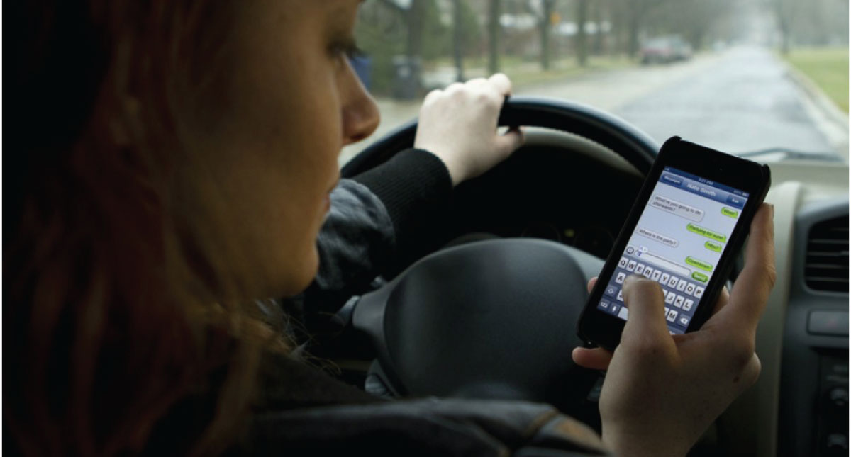 Proponen quitar propiedades a conductores que usen el celular en España