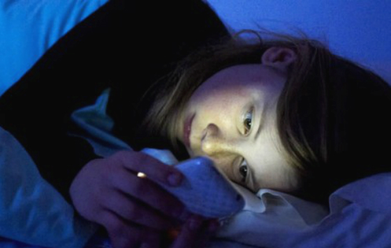 Usar celular y tableta en la oscuridad daña la vista: IMSS - celulares-472x290