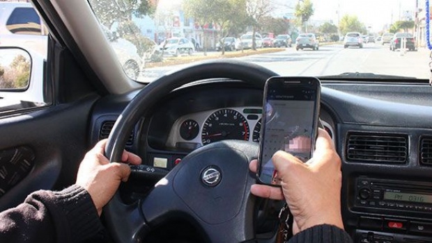 Proponen quitar propiedades a conductores que usen el celular en España - celularint