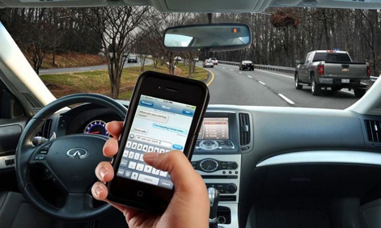 Proponen quitar propiedades a conductores que usen el celular en España - celularint1