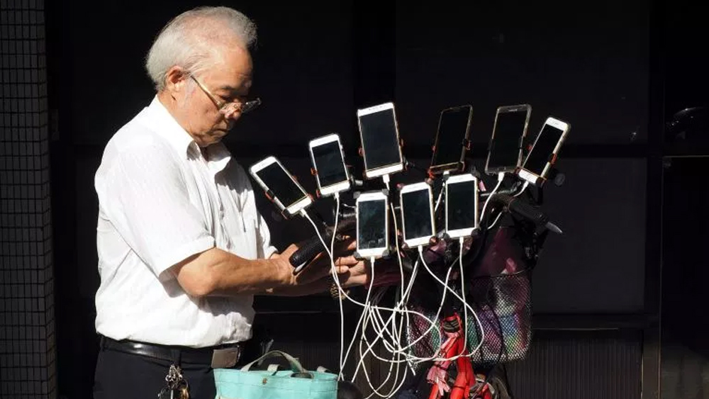 Adulto mayor instaló 11 teléfonos en su bicicleta para jugar Pokémon Go