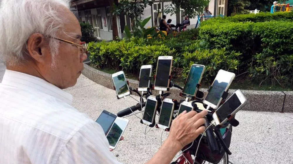 Adulto mayor instaló 11 teléfonos en su bicicleta para jugar Pokémon Go - chen-san-yuan-pokemon-go-4