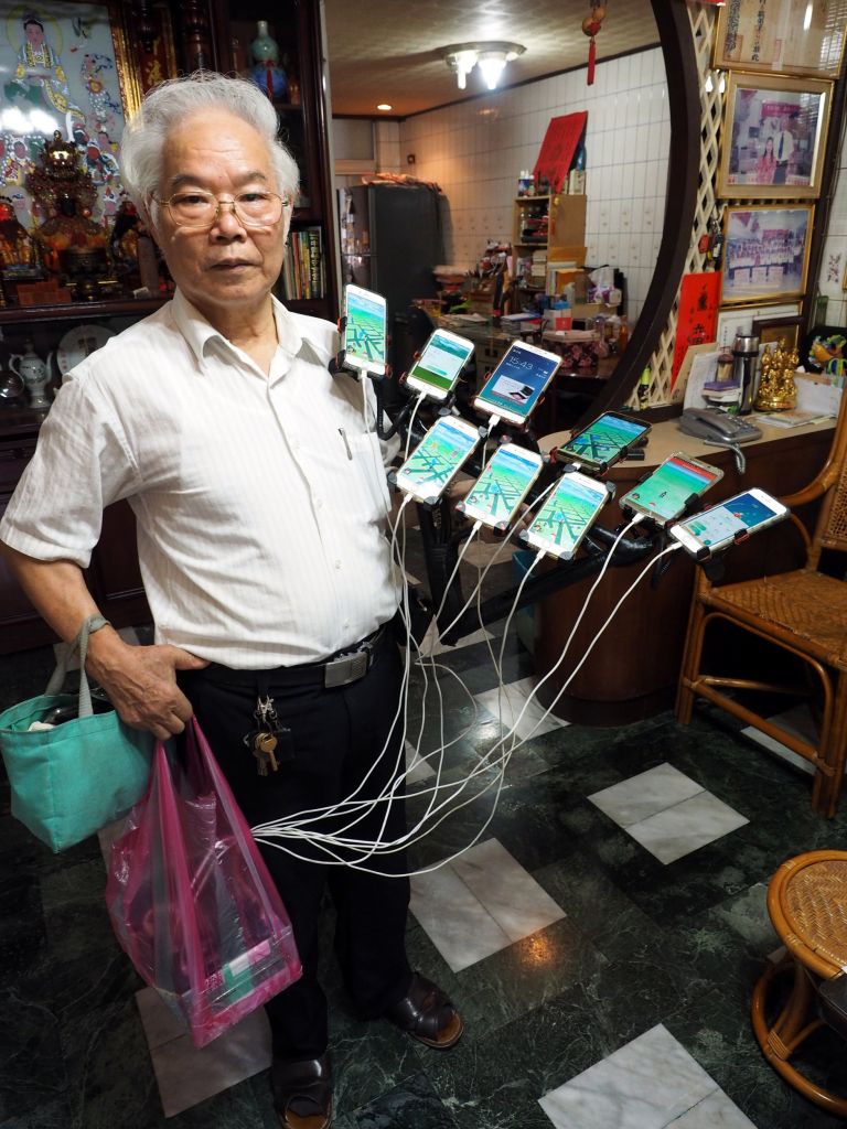 Adulto mayor instaló 11 teléfonos en su bicicleta para jugar Pokémon Go - chen-san-yuan-pokemon-go