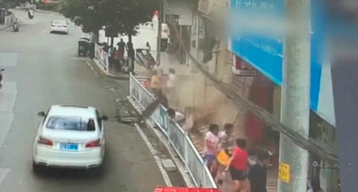 #Video Marquesina de un edificio se desploma sobre personas en China