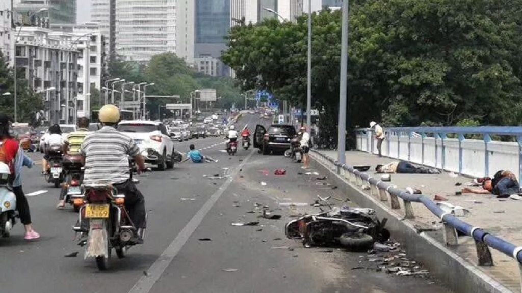 #Video Chino mata a su novia, arrolla motociclistas y apuñala a peatones