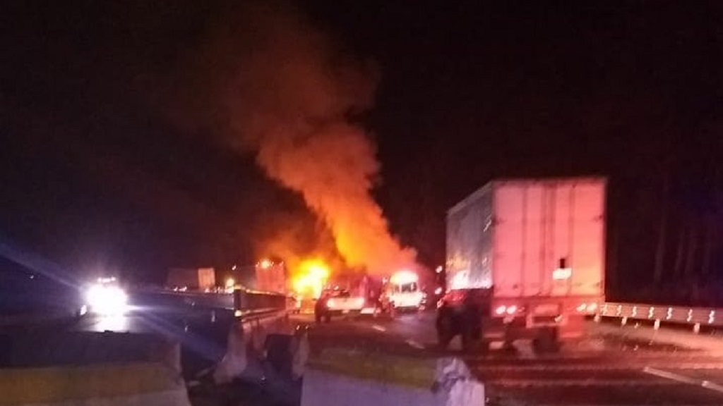 Choca auto y se incendia tráiler en la autopista México-Puebla