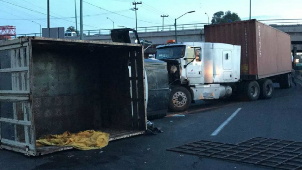 Choca tráiler con camión en la autopista México-Querétaro