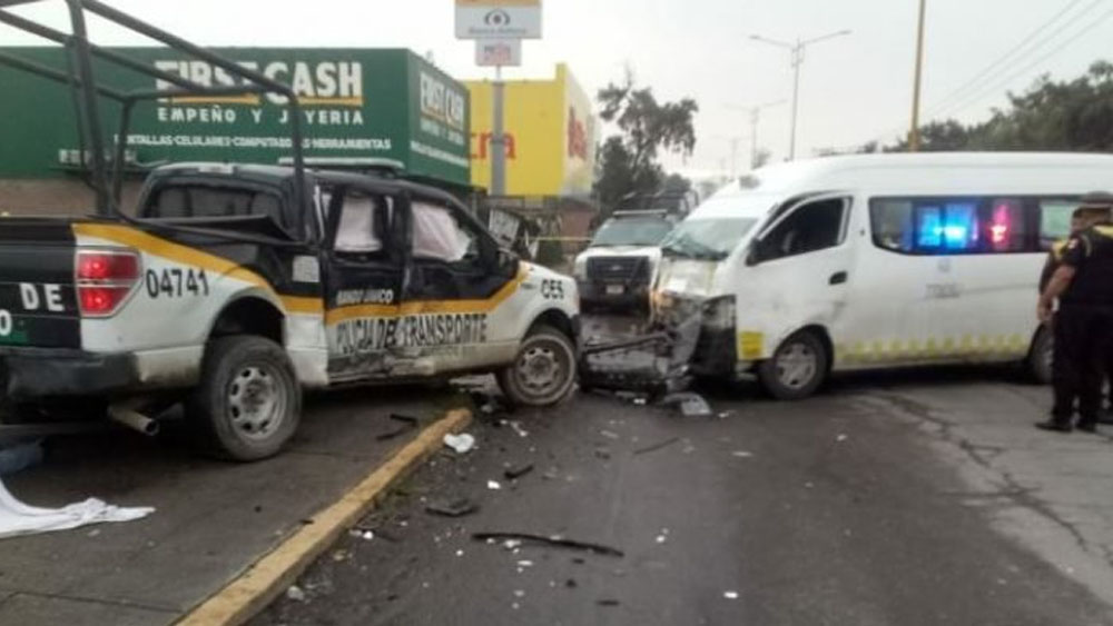 Choque entre combi y unidad de policía deja un muerto en el Estado de México Choque entre combi y unidad de policía deja un muerto en el Estado de México