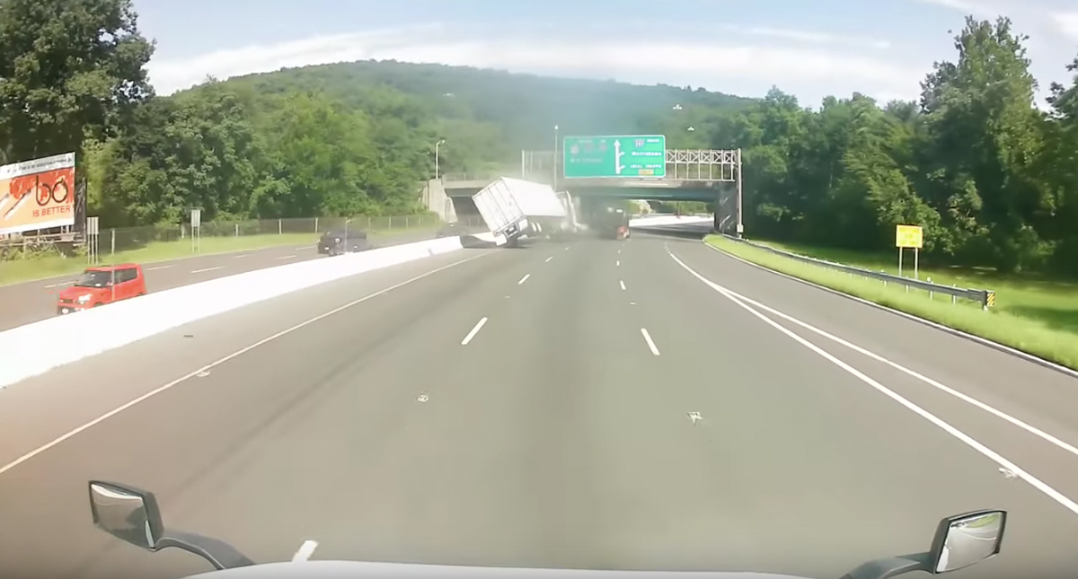 #Video Vehículo provoca volcadura de tráiler para evitar accidente #Video Vehículo provoca volcadura de tráiler para evitar accidente