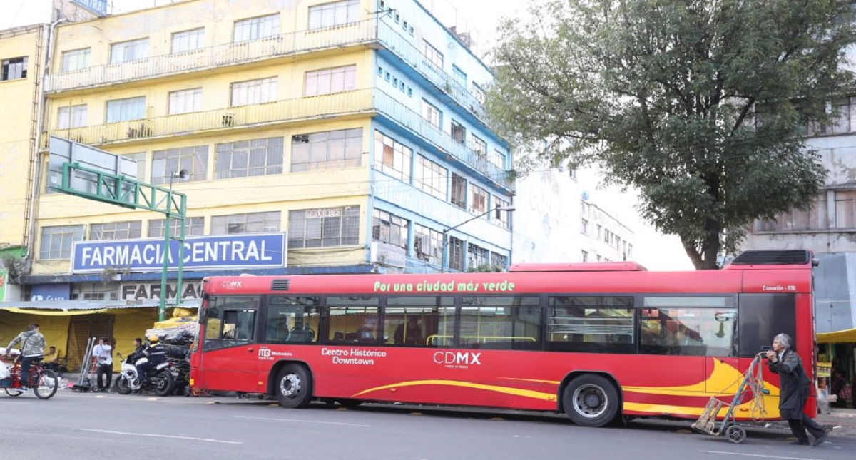 Choque entre Metrobús y microbús deja tres lesionados