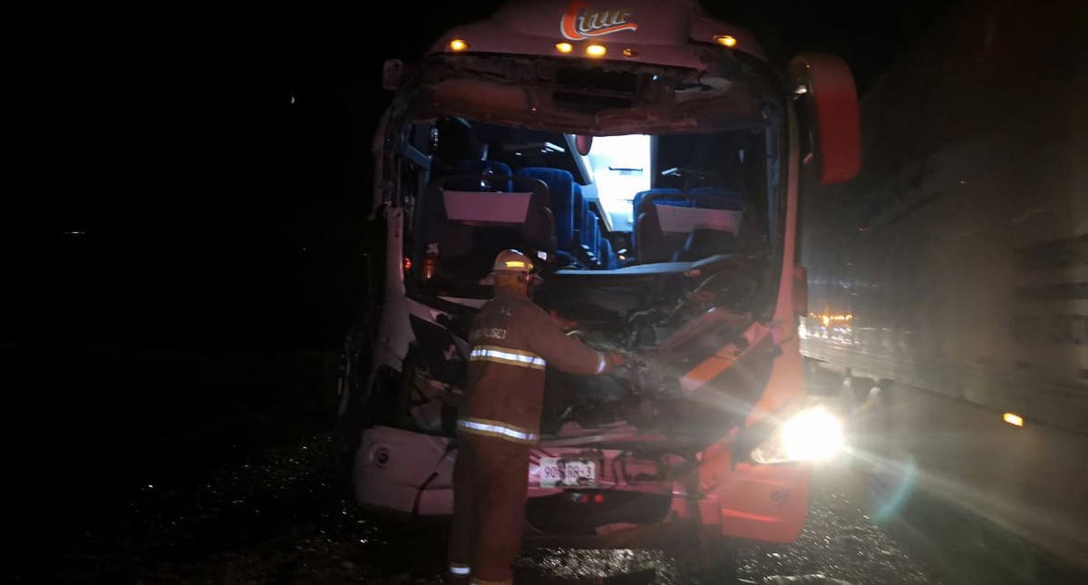 Al menos 18 lesionados en choque de autobús y camión cargado de maíz