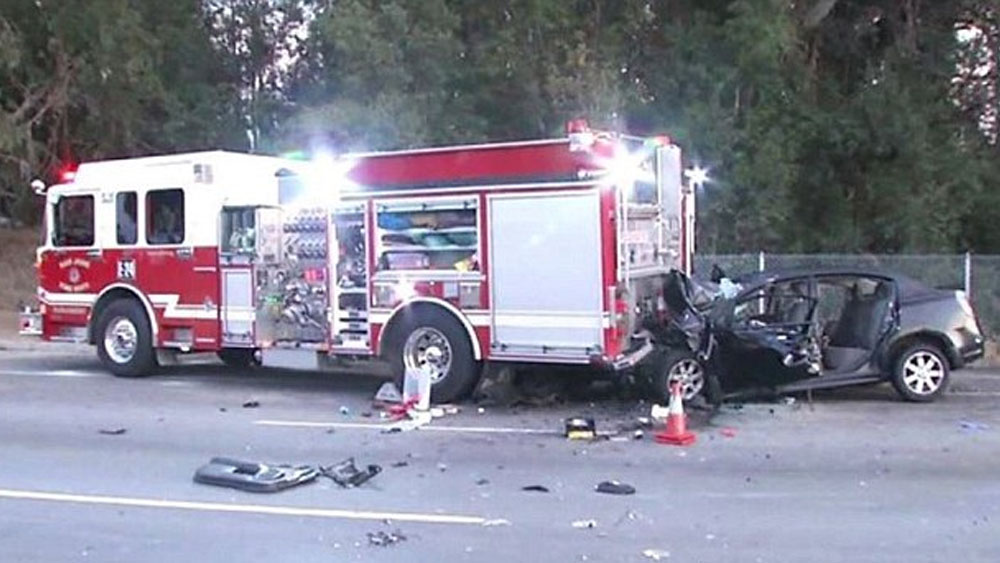Arrestan a conductor de Tesla tras chocar contra camión de bomberos