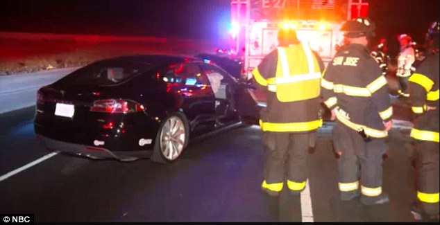 Arrestan a conductor de Tesla tras chocar contra camión de bomberos - choque-tesla2