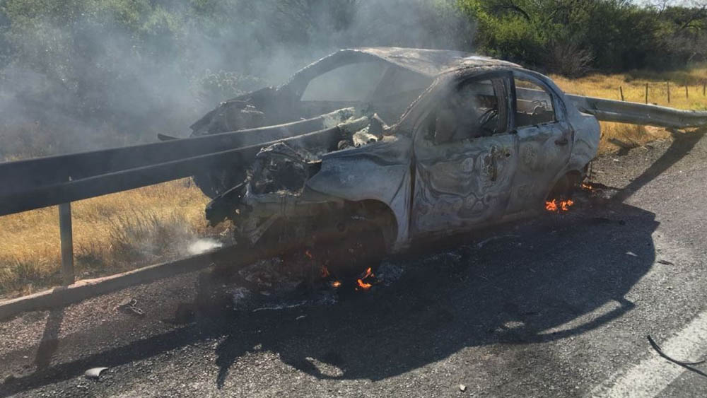 Barrera de contención atraviesa auto en Tamaulipas y familia se salva