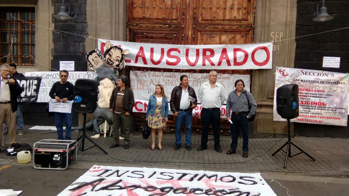 CNTE realiza clausura simbólica en las instalaciones de la SEP - cnte-elba-esther-nuno1